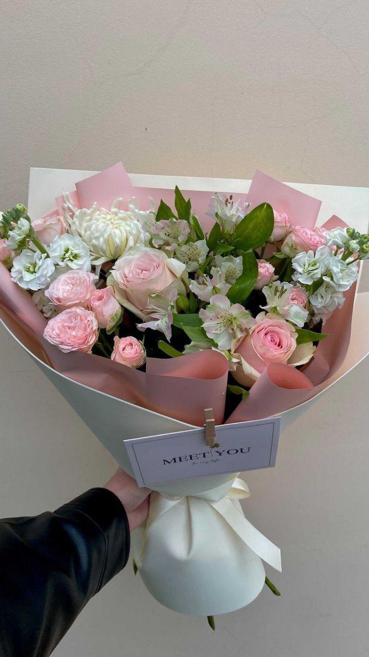 MirrorTideQuartz workshop space where corporate flower arrangements are designed and prepared for business delivery